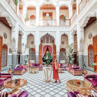 ✨The Patio✨ the heart of the Riad, a place where we meet, eat and celebrate.
.
.
.
.
@annytravells 
@palais.hotes 
.
.
.
.
#palaisdhotes #medina #riad #love #luxuryhomes #luxuryhotels #travel #travelblogger #morocco #maroc #fes #marrakech #rabat #riadlovers #hotel #influencer #blue #love #peace #fashion #style #styleblogger #design #photography #fashion #caftan #shooting #glam #makeup #beauty